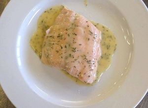Una foto de Salmón en salsa de sidra e hinojo