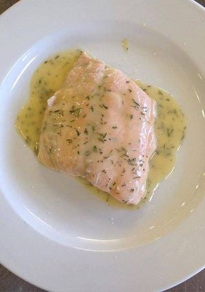 Una foto de Salmón en salsa de sidra e hinojo