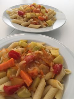 Una foto de Pasta endiablada con verduras 