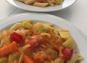 Una foto de Pasta endiablada con verduras 