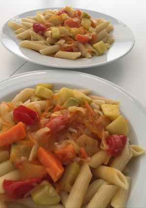 Una foto de Pasta endiablada con verduras 