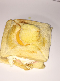 Una foto de Tostada con huevo frito