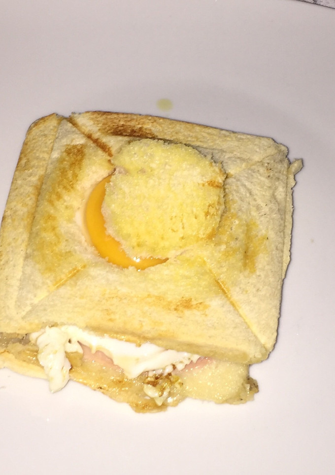 Una foto de Tostada con huevo frito