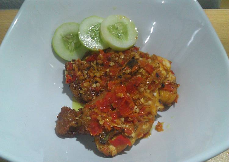 Bagaimana meracik Ayam Penyet Seuhah yang simpel