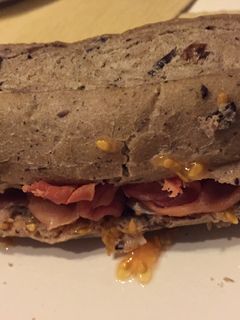 Una foto de Sandwich de jamón y tomate