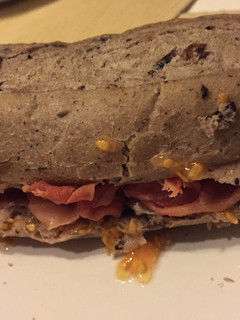 Una foto de Sandwich de jamón y tomate