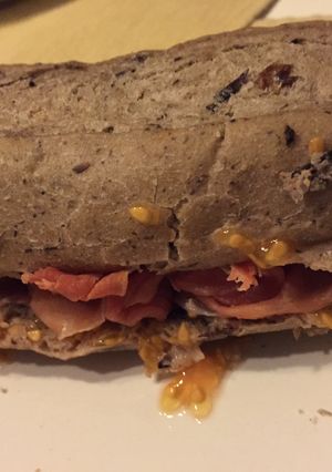 Una foto de Sandwich de jamón y tomate