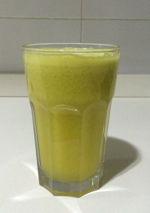 Una foto de Zumo de naranja, pera, manzana y jengibre para las náuseas del embarazo