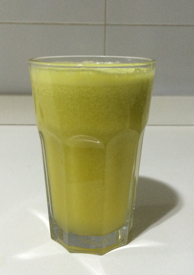Una foto de Zumo de naranja, pera, manzana y jengibre para las náuseas del embarazo