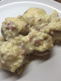 Una foto de Champiñones rellenos de jamón, queso y bechamel