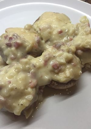 Una foto de Champiñones rellenos de jamón, queso y bechamel