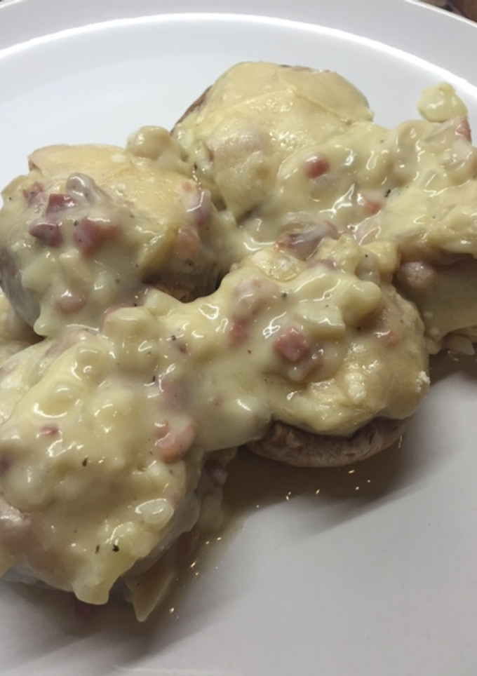 Una foto de Champiñones rellenos de jamón, queso y bechamel
