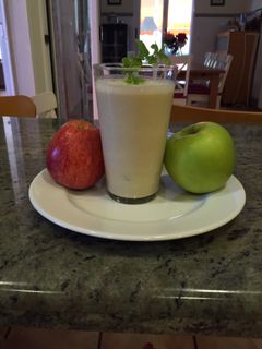 Una foto de Zumo de manzana, plátano y galletas