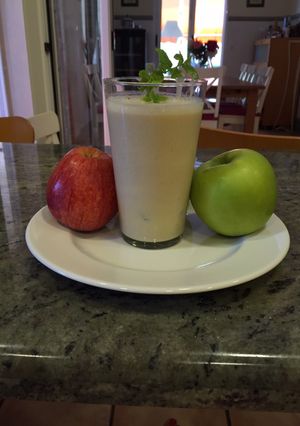 Una foto de Zumo de manzana, plátano y galletas