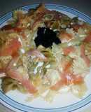 Farfalle con vegetales al salmon ahumado y nata para tupper