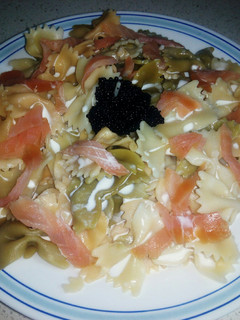 Una foto de Farfalle con vegetales al salmon ahumado y nata para tupper