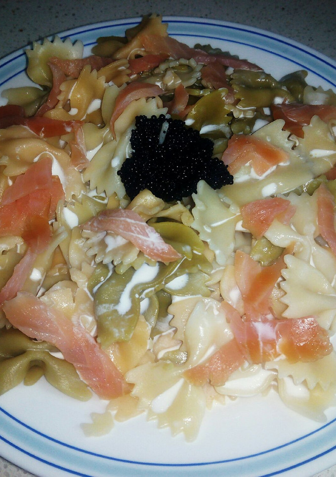 Una foto de Farfalle con vegetales al salmon ahumado y nata para tupper