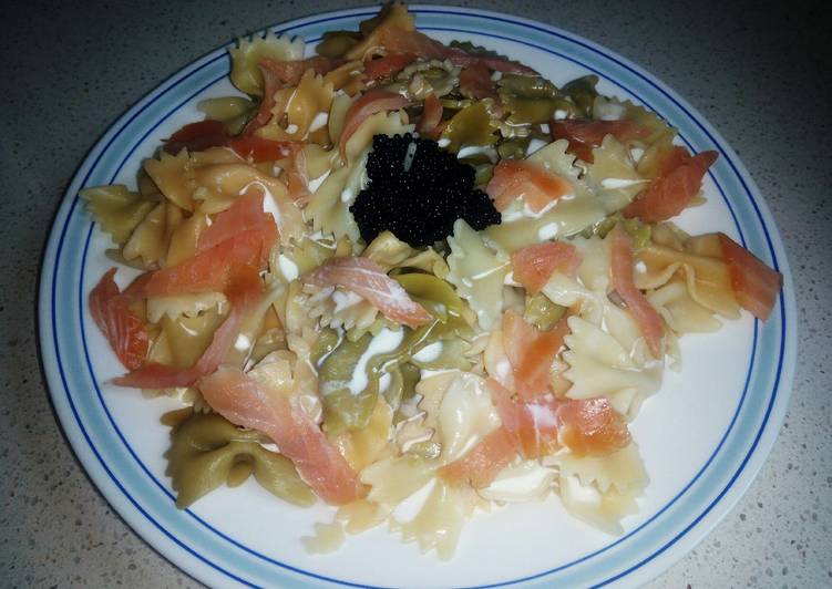 Farfalle con vegetales al salmon ahumado y nata para tupper
