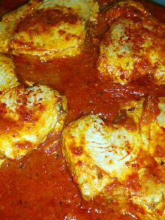 Una foto de Bonito en salsa de pimientos de piquillo.