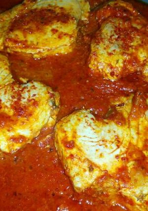 Una foto de Bonito en salsa de pimientos de piquillo.