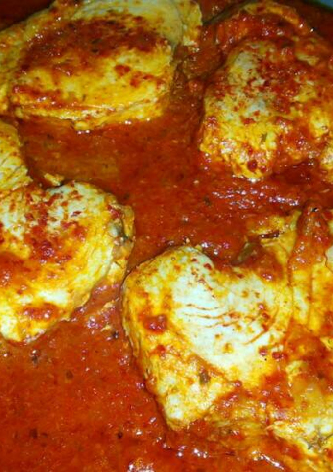 Una foto de Bonito en salsa de pimientos de piquillo.