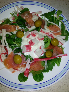 Una foto de Ensalada de rúcula y salmón ahumado