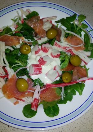 Una foto de Ensalada de rúcula y salmón ahumado