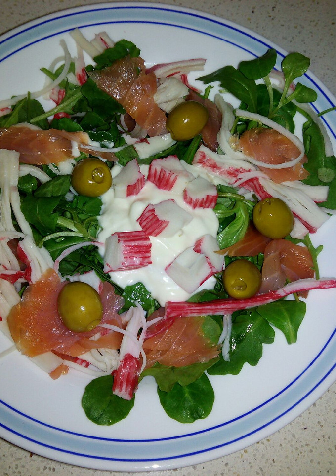Una foto de Ensalada de rúcula y salmón ahumado