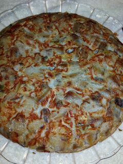 Una foto de Tortilla de berenjena, cebolla y pimiento verde