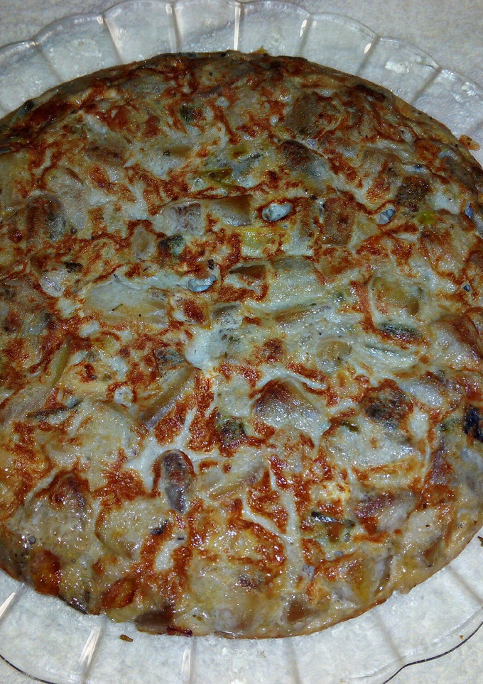 Una foto de Tortilla de berenjena, cebolla y pimiento verde