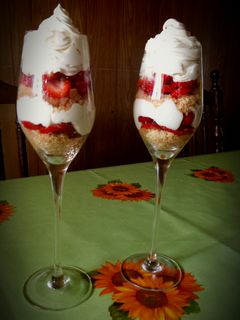 Una foto de Frutillas con crema super fáciles