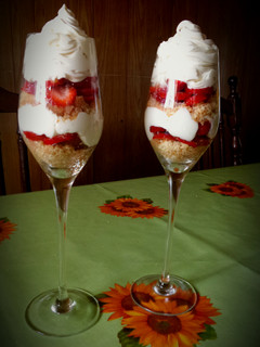 Una foto de Frutillas con crema super fáciles