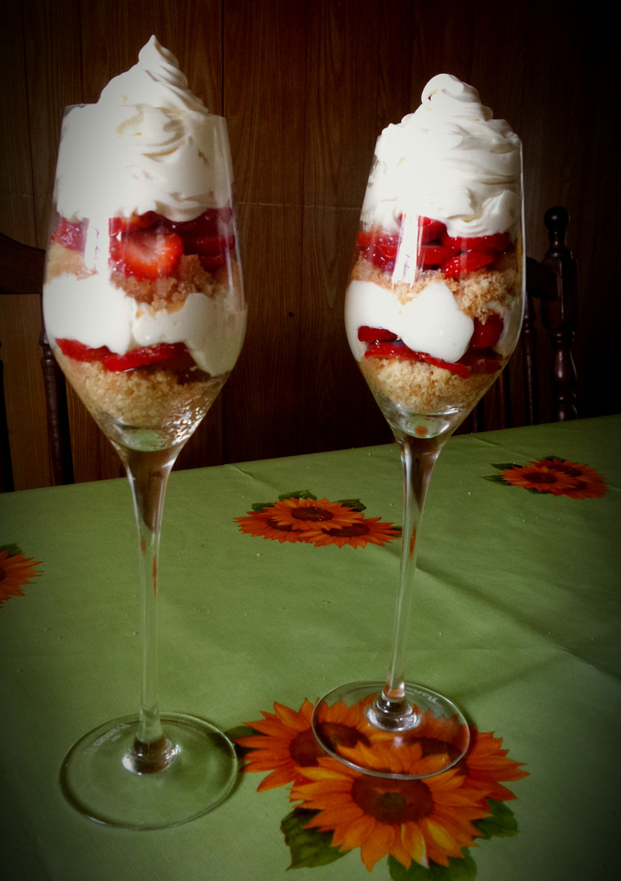 Una foto de Frutillas con crema super fáciles