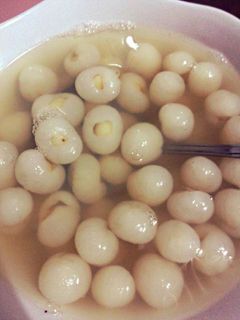 Hình của món Chè hạt sen cùi nhãn.