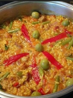 Una foto de Arroz amarillo con taquitos de cerdo y pollo!!