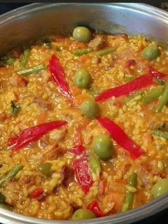 Una foto de Arroz amarillo con taquitos de cerdo y pollo!!