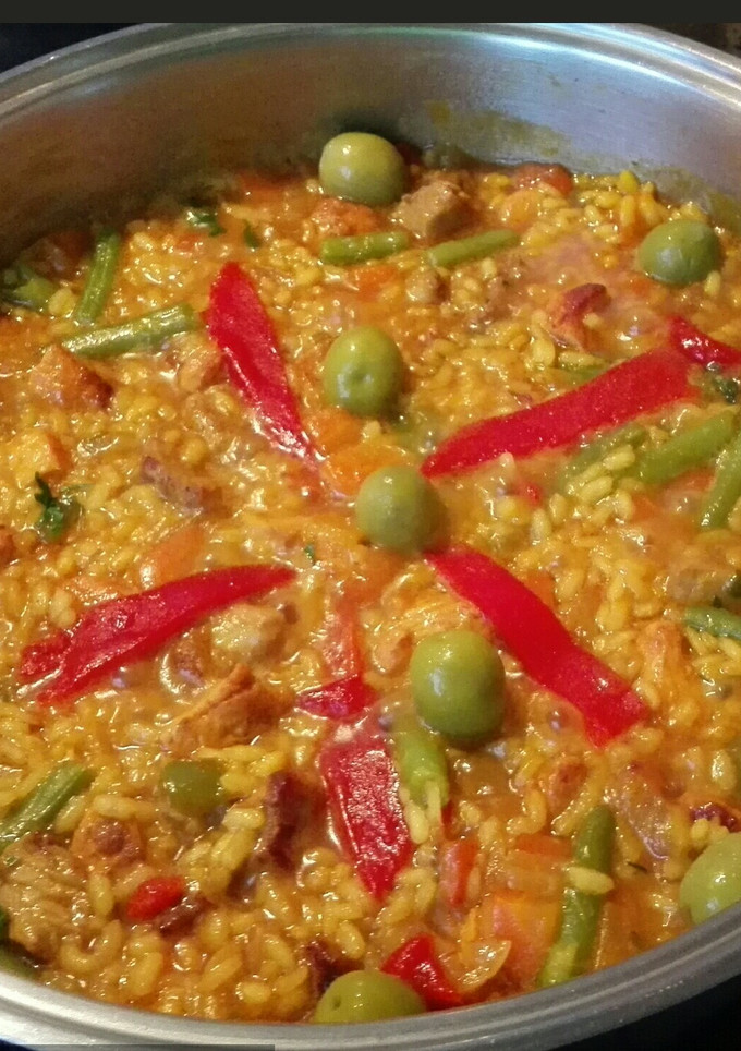 Una foto de Arroz amarillo con taquitos de cerdo y pollo!!