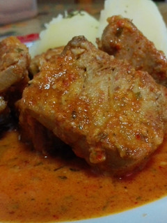 Una foto de Atún en mojo rojo canario
