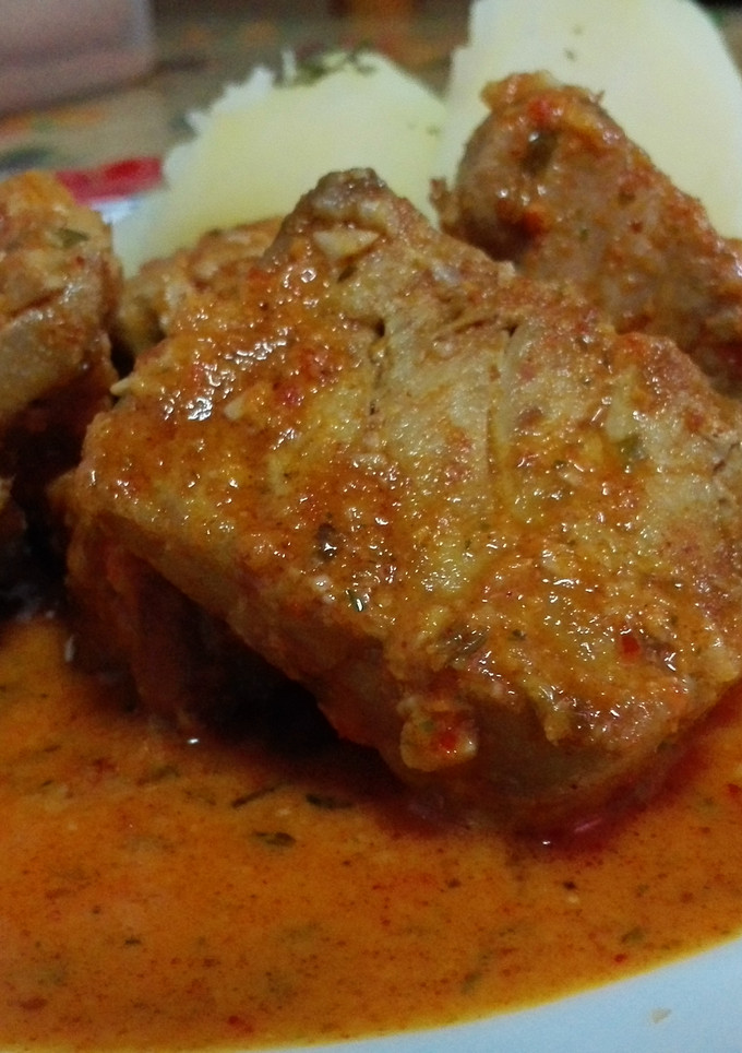 Una foto de Atún en mojo rojo canario