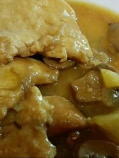 Una foto de Pechugas en salsa con manzanas