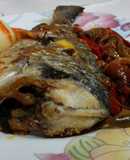 Dorada al horno con encebollado y mojo canario rojo