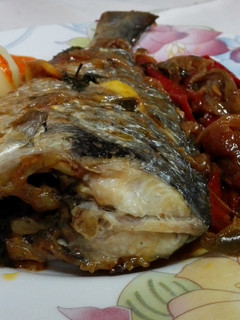 Una foto de Dorada al horno con encebollado y mojo canario rojo