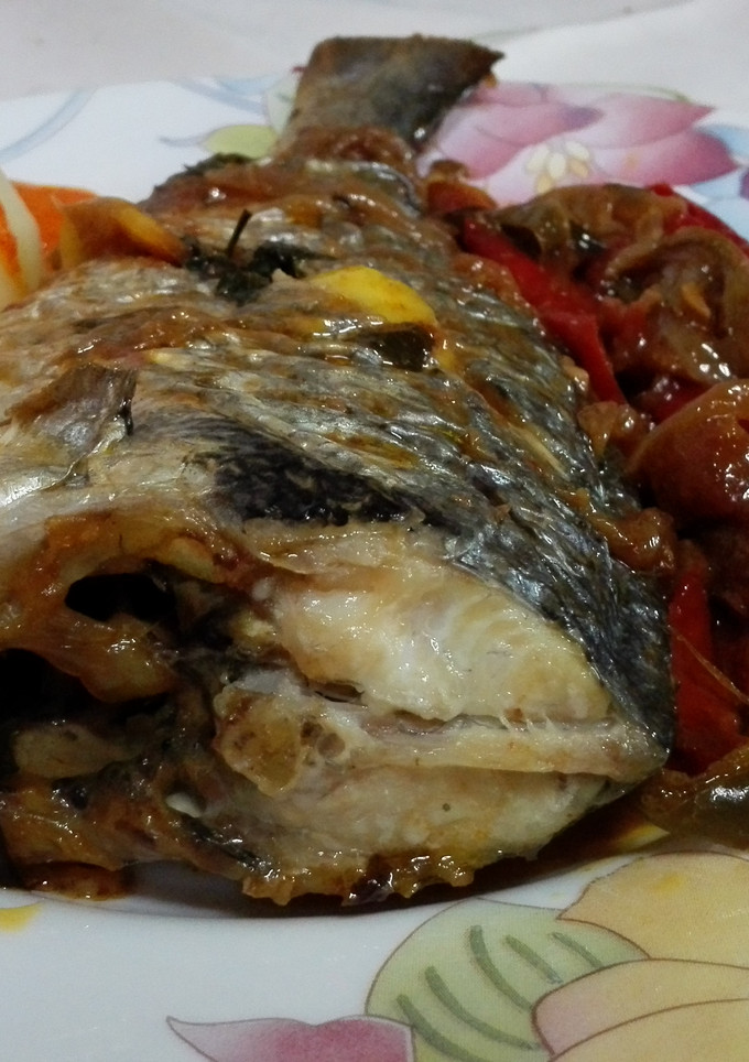 Una foto de Dorada al horno con encebollado y mojo canario rojo
