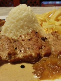 Una foto de Solomillo de cerdo con dos salsas