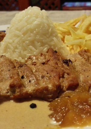 Una foto de Solomillo de cerdo con dos salsas