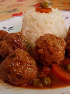 Una foto de Albondigas con arroz tailandés