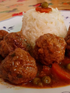 Una foto de Albondigas con arroz tailandés