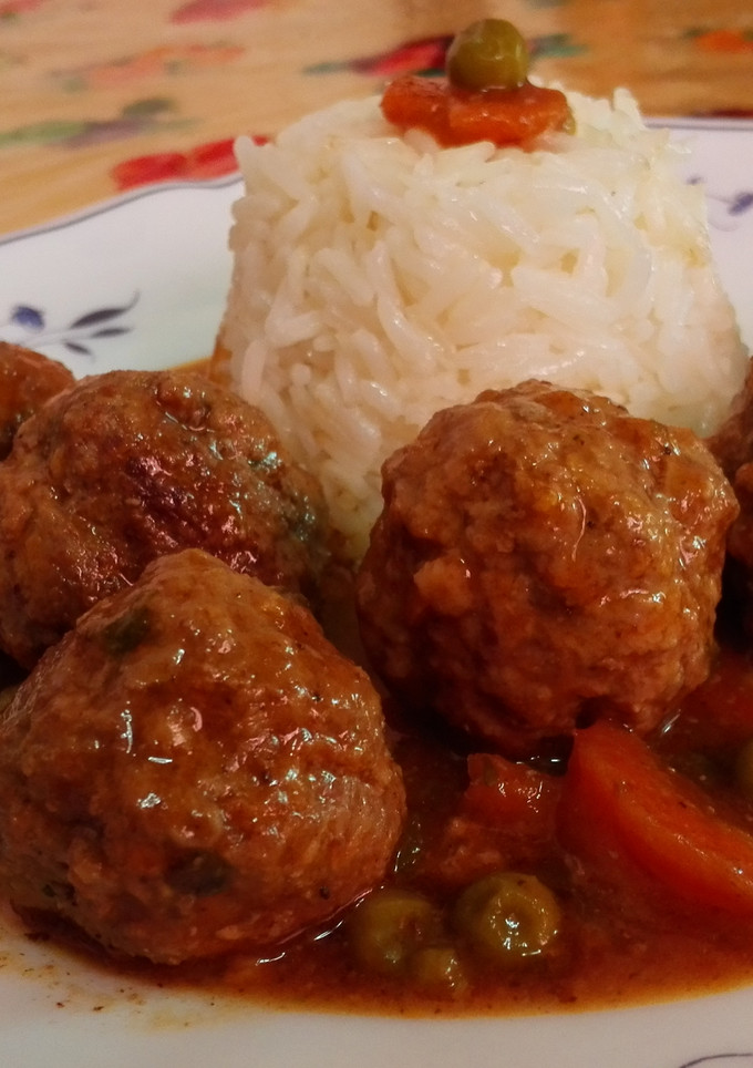 Una foto de Albondigas con arroz tailandés