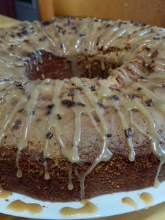Una foto de Bizcochón con chocolate y sirope de toffee