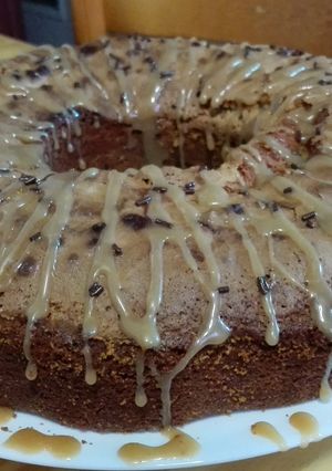 Una foto de Bizcochón con chocolate y sirope de toffee